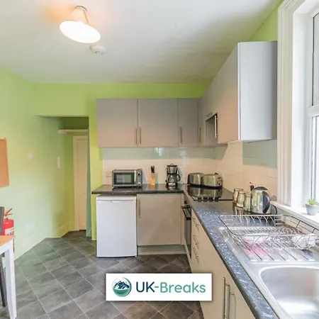 بيت للعطل Large Centrally Located 5 Bedroom House - All En-suite ووركينجتون