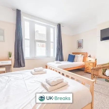 Large Centrally Located 5 Bedroom House - All En-suite