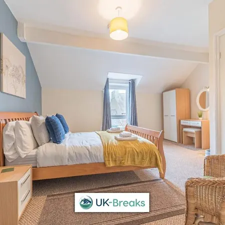 Large Centrally Located 5 Bedroom House - All En-suite ووركينجتون