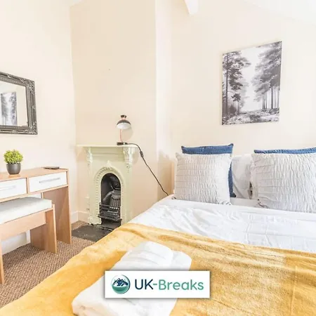 Large Centrally Located 5 Bedroom House - All En-suite