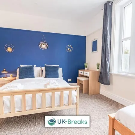 Large Centrally Located 5 Bedroom House - All En-suite بيت للعطل ووركينجتون