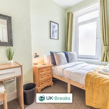Large Centrally Located 5 Bedroom House - All En-suite بيت للعطل
