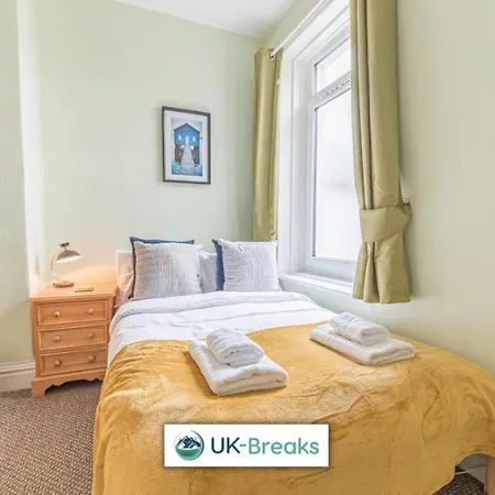 Large Centrally Located 5 Bedroom House - All En-suite *