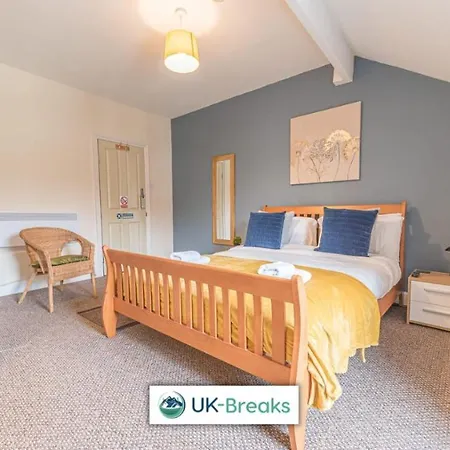 Large Centrally Located 5 Bedroom House - All En-suite
