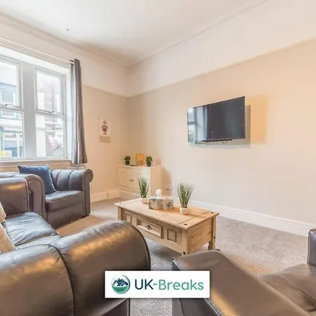 Large Centrally Located 5 Bedroom House - All En-suite