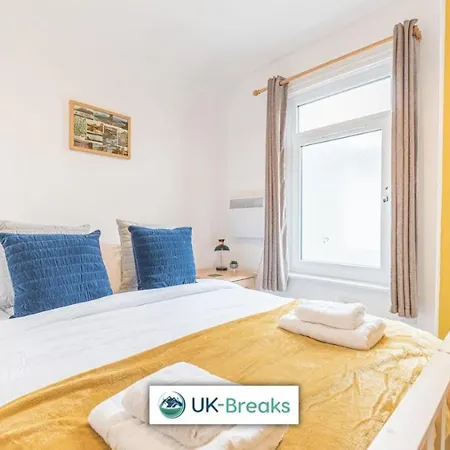 Large Centrally Located 5 Bedroom House - All En-suite Σπίτι διακοπών Workington