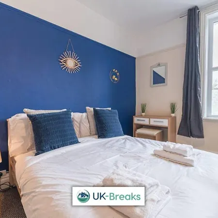 Large Centrally Located 5 Bedroom House - All En-suite Σπίτι διακοπών