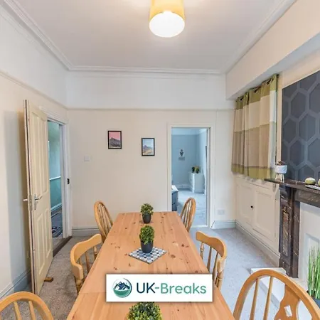 Large Centrally Located 5 Bedroom House - All En-suite Σπίτι διακοπών Workington